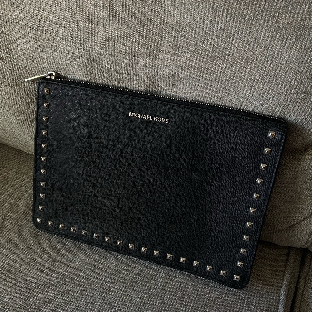 Ava Stud Michael Kors Leather pouch.